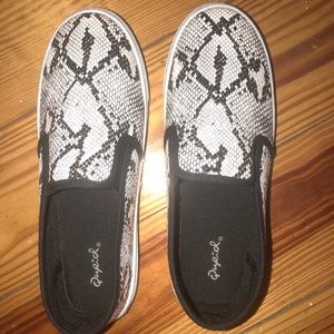 Qupid Reba White a black Snake Slip On